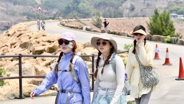 五一黄金周前夕,游客到西贡万宜水库东坝行山。 五一黄金周前夕,游客到西贡万宜水库东坝行山。