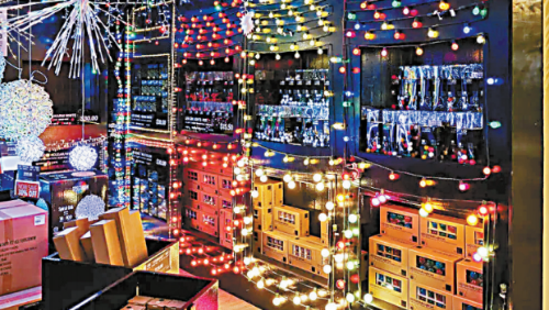 特朗普对中国实施高达145%关税,许多企业被迫暂停订单,预期圣诞商品将短缺及价格飙升。 特朗普对中国实施高达145%关税,许多企业被迫暂停订单,预期圣诞商品将短缺及价格飙升。