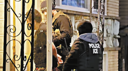 初步方案显示,共和党人希望每年驱逐100万无证移民,并招聘2万名边境执法人员。 初步方案显示,共和党人希望每年驱逐100万无证移民,并招聘2万名边境执法人员。