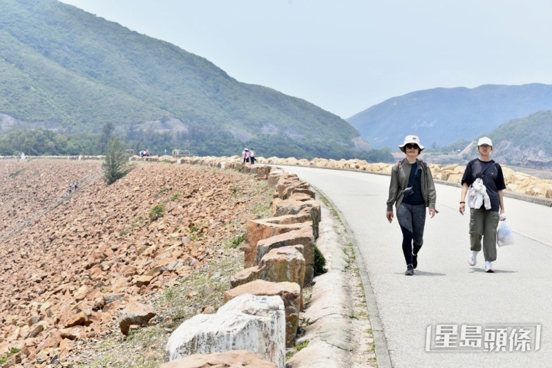 五一黄金周前夕,游客到西贡万宜水库东坝行山。2 五一黄金周前夕,游客到西贡万宜水库东坝行山。2