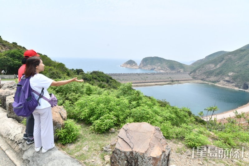 五一黄金周前夕,游客到西贡万宜水库东坝行山。1 五一黄金周前夕,游客到西贡万宜水库东坝行山。1