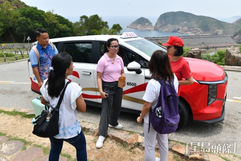 五一黄金周前夕,游客到西贡万宜水库东坝行山。 五一黄金周前夕,游客到西贡万宜水库东坝行山。