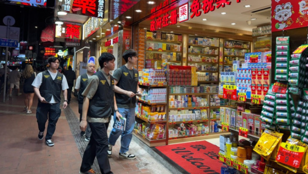 海关人员到购物区药店、海味店及珠宝店宣传 海关人员到购物区药店、海味店及珠宝店宣传