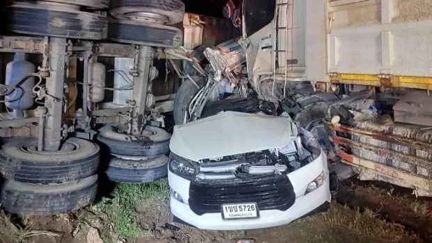 泰国载重货车追尾撞私家车 泰国载重货车追尾撞私家车