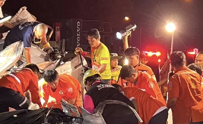 救援人员在现场搜救。 救援人员在现场搜救。