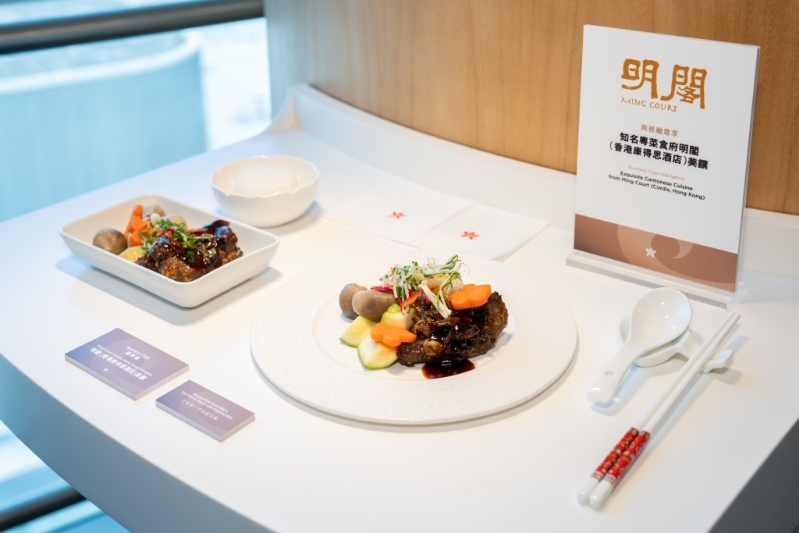 商务舱会供应由香港航空与米芝莲餐厅“明阁”合作的三道独家招牌粤菜及各式中、西、素食的早午晚餐和轻食。 商务舱会供应由香港航空与米芝莲餐厅“明阁”合作的三道独家招牌粤菜及各式中、西、素食的早午晚餐和轻食。