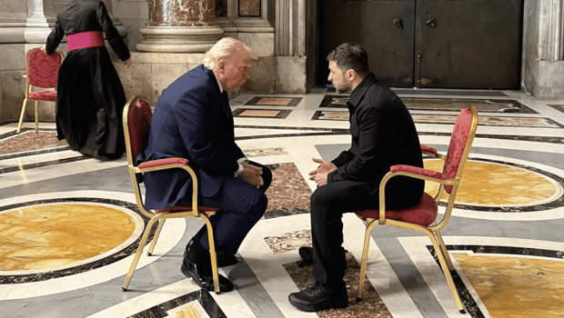 乌克兰总统泽连斯基和美国总统特朗普交谈 乌克兰总统泽连斯基和美国总统特朗普交谈