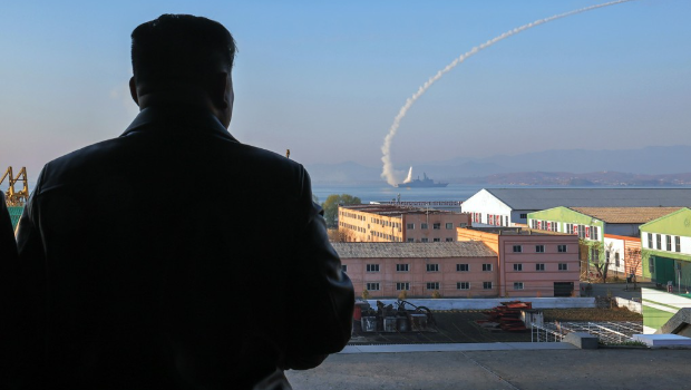 金正恩观看“崔贤”号武器测试。 金正恩观看“崔贤”号武器测试。