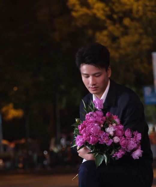 徐畅凭帅气外形,直播带货芍药花大受欢迎。 徐畅凭帅气外形,直播带货芍药花大受欢迎。