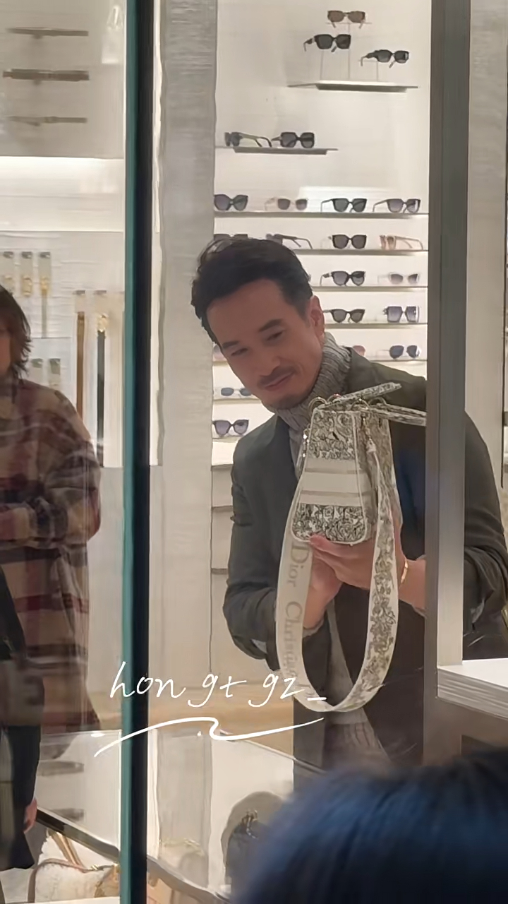 陈豪好有兴趣,似乎是买礼物送给老婆陈茵媺。 陈豪好有兴趣,似乎是买礼物送给老婆陈茵媺。