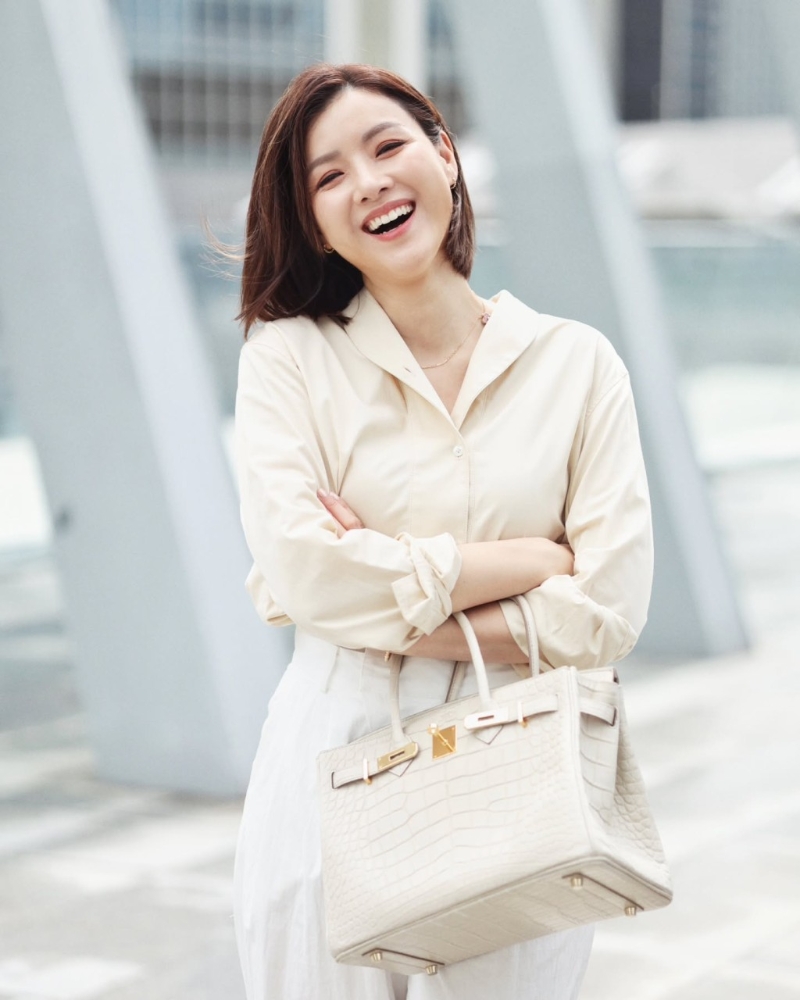 43岁的陈茵媺与年长10年的陈豪结婚11年,婚后成为幸福女人。 43岁的陈茵媺与年长10年的陈豪结婚11年,婚后成为幸福女人。