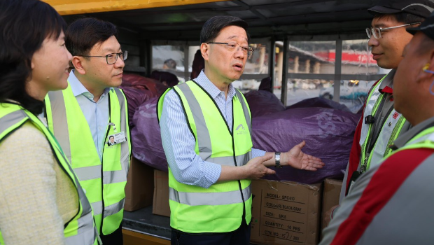 李家超伙孙玉菡、陈美宝到机场停机坪与地勤人员交流。 李家超伙孙玉菡、陈美宝到机场停机坪与地勤人员交流。