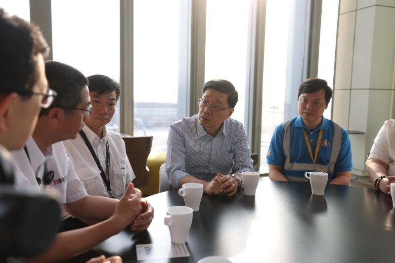 行政长官李家超日前到机场探望机场劳工。 行政长官李家超日前到机场探望机场劳工。