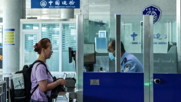 五一假期展开,不少民众选择出境旅游。 五一假期展开,不少民众选择出境旅游。