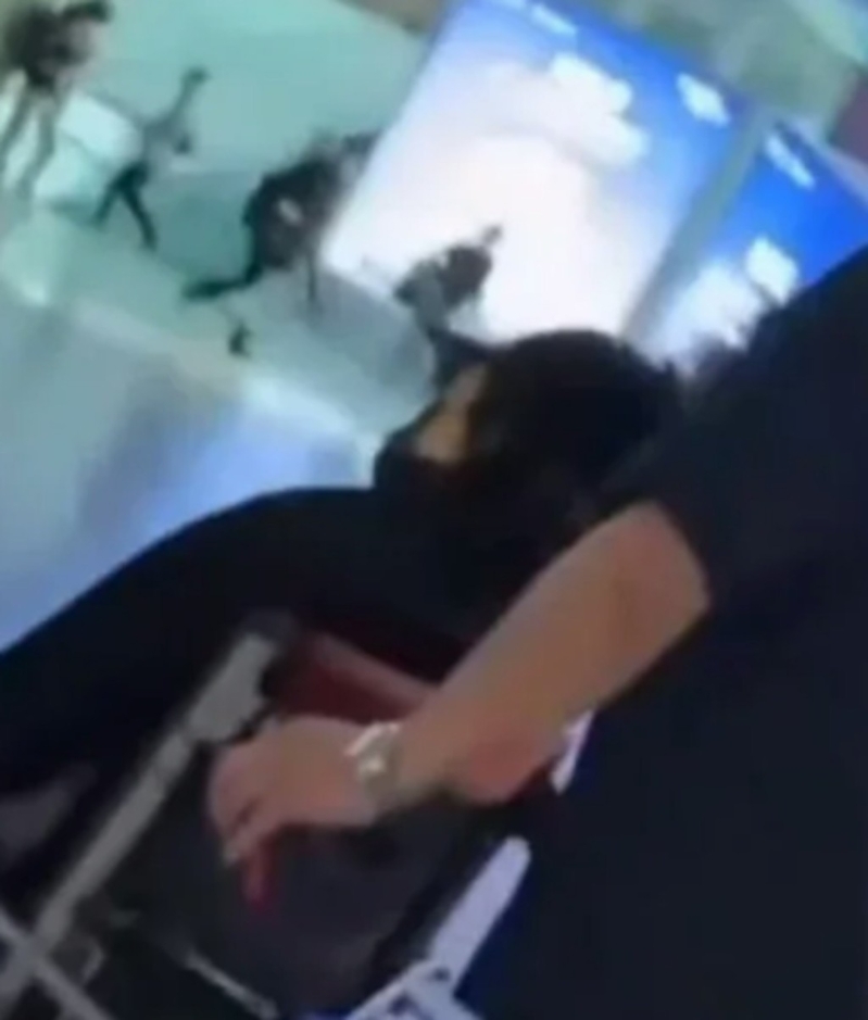 坐轮椅现身机场 坐轮椅现身机场