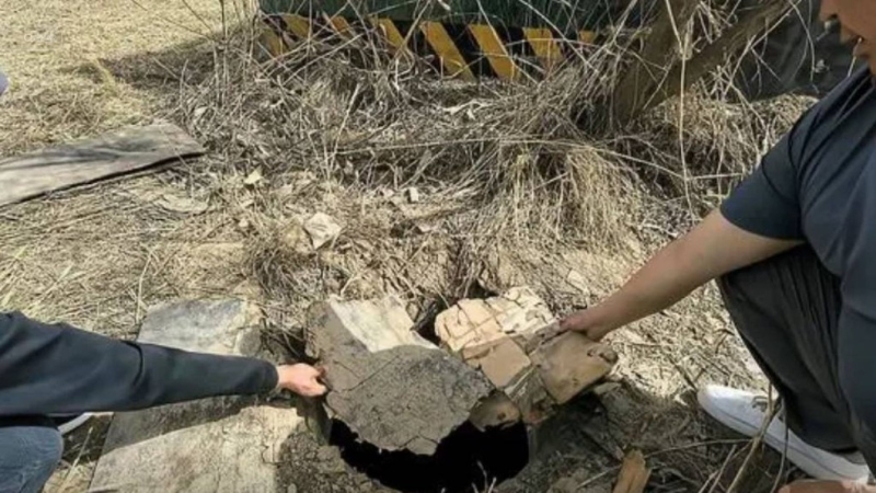 小贺的家人质疑化粪池仅用残破胶板掩封,周边又无警告标示,是造成事故原因。 小贺的家人质疑化粪池仅用残破胶板掩封,周边又无警告标示,是造成事故原因。