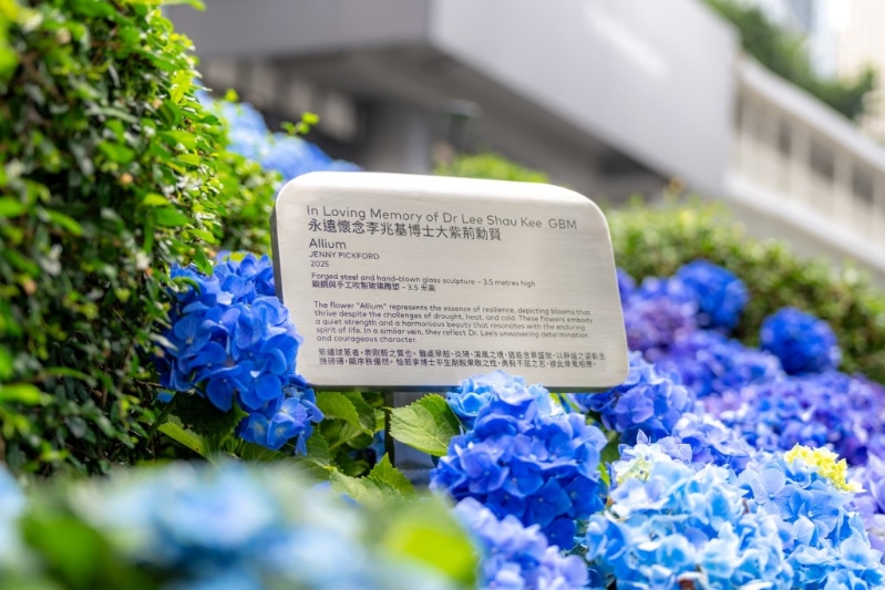 展览现场亦设纪念花池,摆放公祭期间致祭人士的留言咭,并欢迎参观人士即场留言致敬。 展览现场亦设纪念花池,摆放公祭期间致祭人士的留言咭,并欢迎参观人士即场留言致敬。