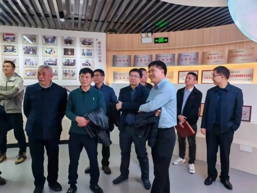 郭从愿长子郭荣贤(中)也热心侨务。 郭从愿长子郭荣贤(中)也热心侨务。