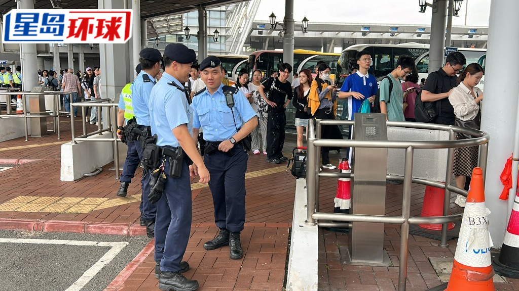 警方加派人手在场维持秩序。 警方加派人手在场维持秩序。