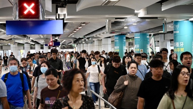 深圳地铁人来人往。 深圳地铁人来人往。