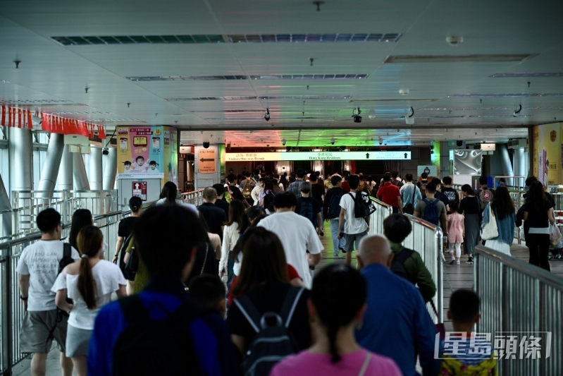 罗湖口岸不少旅客前往香港。 罗湖口岸不少旅客前往香港。