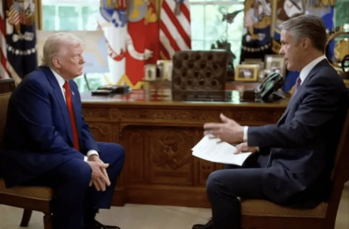 美国总统特朗普周二在白宫接受美国广播公司(ABC)独家专访,岂料与资深记者泰瑞·莫兰(Terry Moran)爆发激烈口角,火药味浓。 美国总统特朗普周二在白宫接受美国广播公司(ABC)独家专访,岂料与资深记者泰瑞·莫兰(Terry Moran)爆发激烈口角,火药味浓。