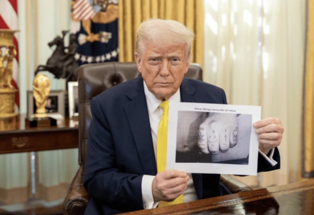 特朗普声称加西亚手上有“MS-13”纹身。 白宫图片 特朗普声称加西亚手上有“MS-13”纹身。 白宫图片