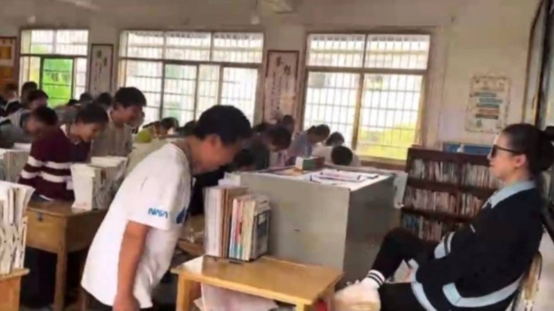 湖南有女教师扮霸总,要学生配合拍短片捱批。上游新闻 湖南有女教师扮霸总,要学生配合拍短片捱批。上游新闻