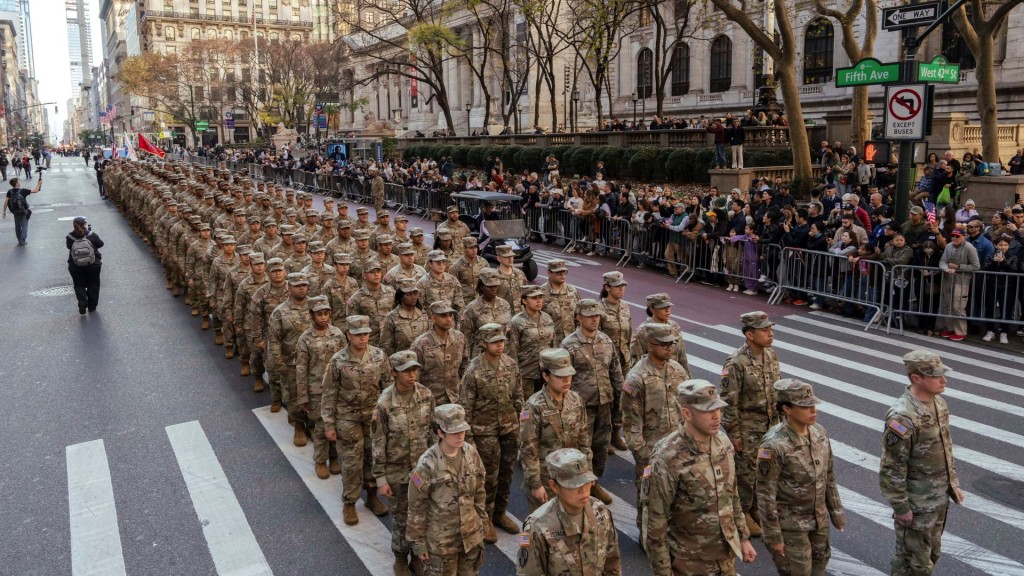 2024年纽约退伍军人节游行,美国陆军成员列队行进。 2024年纽约退伍军人节游行,美国陆军成员列队行进。