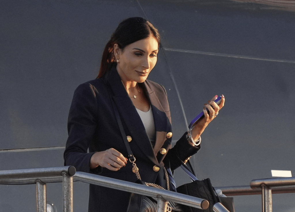 卢默是极端强硬的“让美国再次伟大”(MAGA)支持者,并自诩为清剿“不忠”官员的斗士。 卢默是极端强硬的“让美国再次伟大”(MAGA)支持者,并自诩为清剿“不忠”官员的斗士。