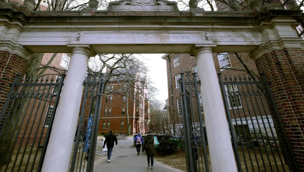 哈佛大学拒绝让特朗普政府干预校政。 哈佛大学拒绝让特朗普政府干预校政。