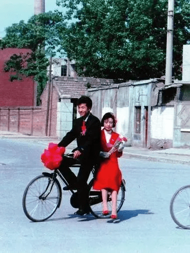 上世纪七十年代单车是结婚必备的“三转一响”之一。 东方网 上世纪七十年代单车是结婚必备的“三转一响”之一。 东方网