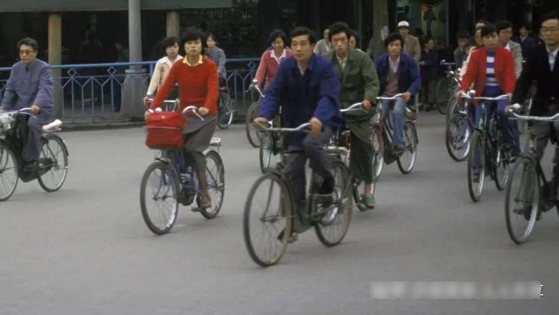 在单车王国的年代,凤凰单车是国民最重要的代步工具。 知乎@郑荣南人人共享 在单车王国的年代,凤凰单车是国民最重要的代步工具。 知乎@郑荣南人人共享