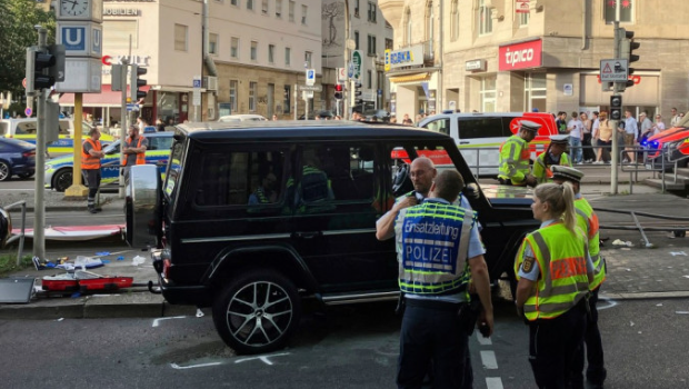 斯图加特汽车撞人现场一片凌乱,警方在场调查。 斯图加特汽车撞人现场一片凌乱,警方在场调查。