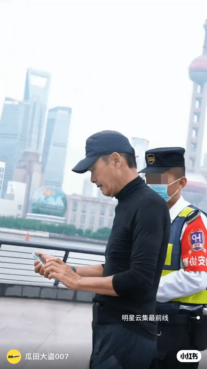 近日有影片流出,见到周润发于上海练跑,于外滩遇上粉丝要求合照。.png 近日有影片流出,见到周润发于上海练跑,于外滩遇上粉丝要求合照。.png