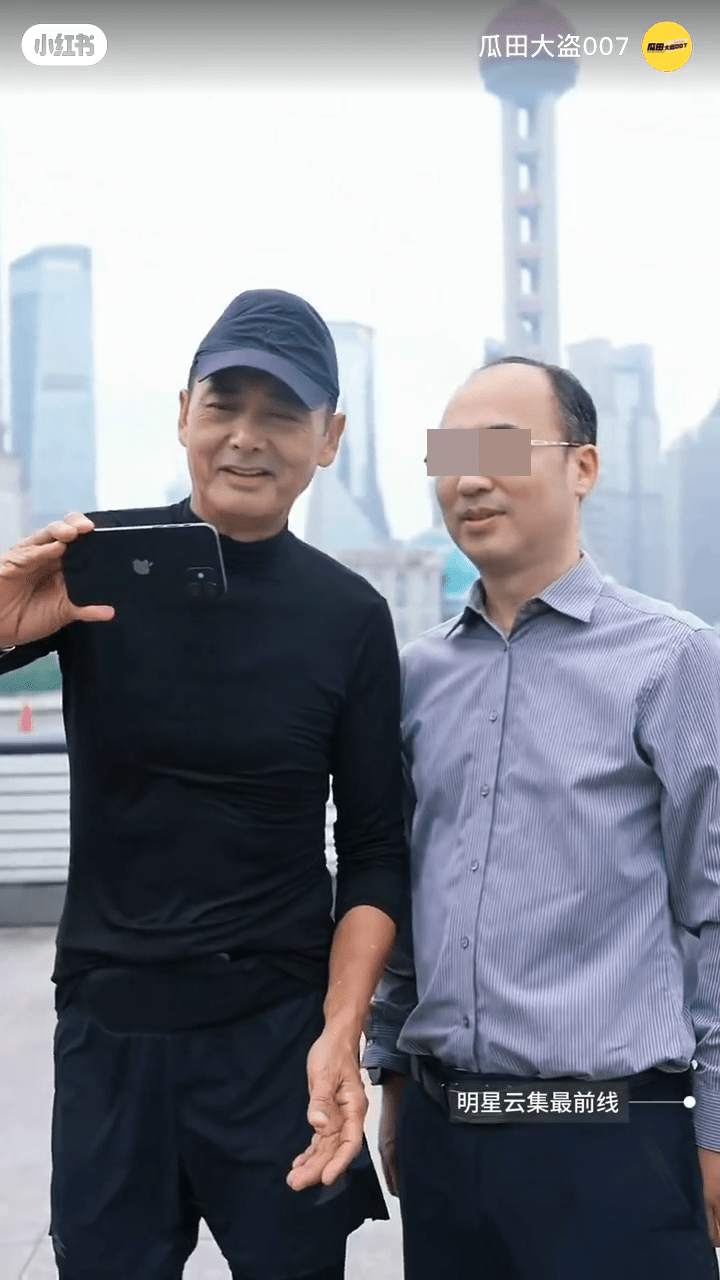 周润发拎住粉丝手机刀合照。 周润发拎住粉丝手机刀合照。