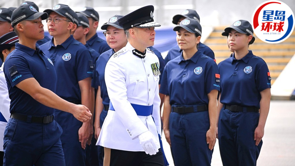 警务处处长周一鸣检阅首届“学警预备训练课程”学员。苏正谦摄 警务处处长周一鸣检阅首届“学警预备训练课程”学员。苏正谦摄