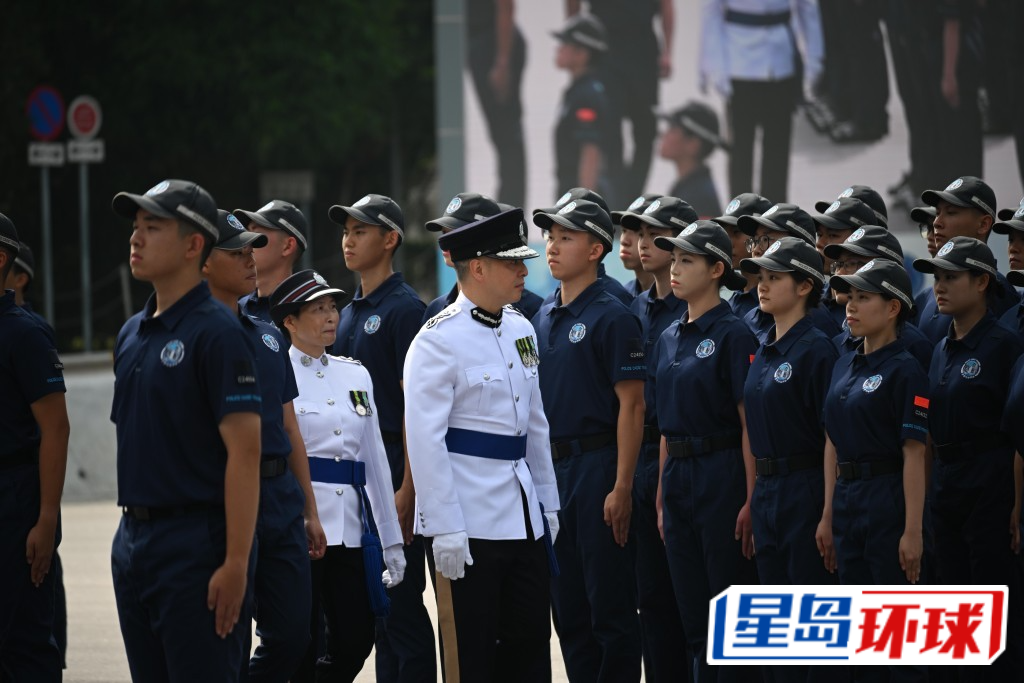周一鸣检阅首届“学警预备训练课程”学员。苏正谦摄 周一鸣检阅首届“学警预备训练课程”学员。苏正谦摄
