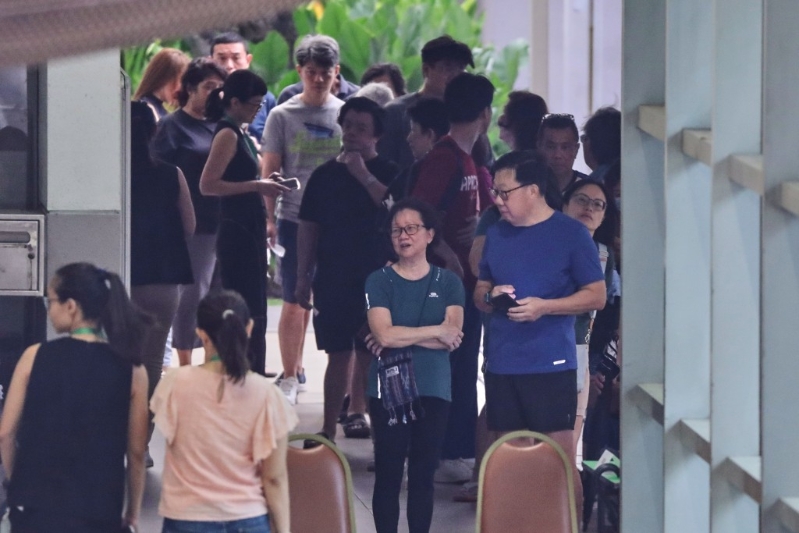 新加坡民众在票站外排队投票。 新加坡民众在票站外排队投票。