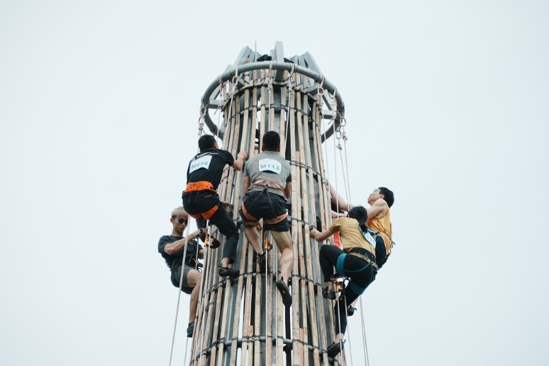 图为今年选手试攀包山。 图为今年选手试攀包山。