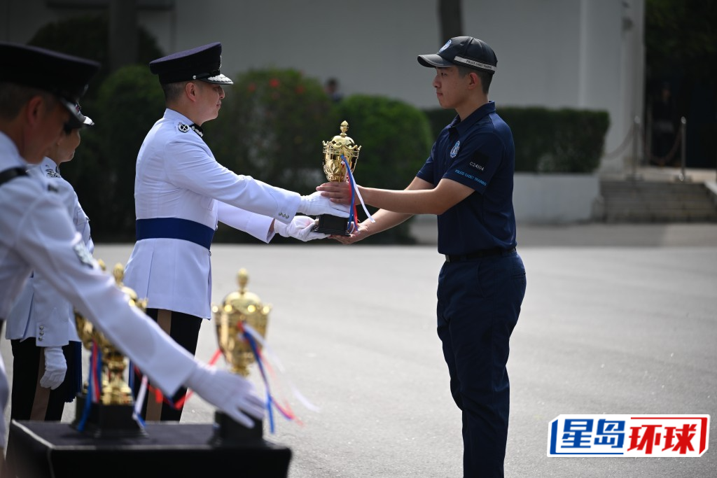 周一鸣颁奖予最优秀学员之一的程炫。 周一鸣颁奖予最优秀学员之一的程炫。