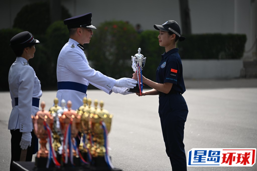 周一鸣颁奖予卓越学业成绩银奖得主李雪琪。 周一鸣颁奖予卓越学业成绩银奖得主李雪琪。