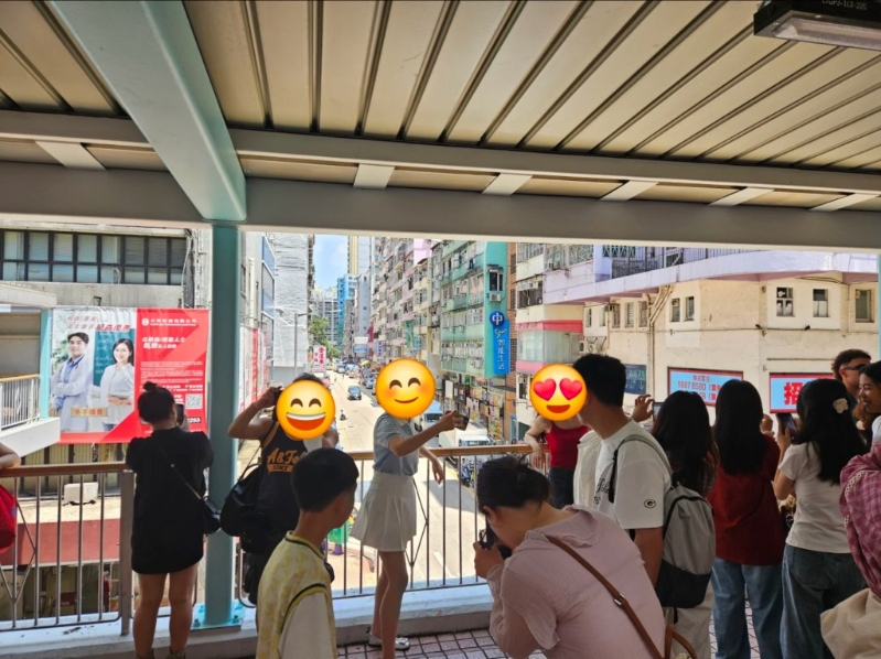 不少游客到旺角行人天桥打卡。小红书图片 不少游客到旺角行人天桥打卡。小红书图片