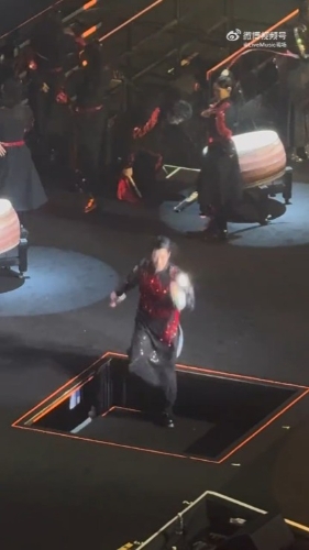 王力宏险些跌落舞台的画面曝光 王力宏险些跌落舞台的画面曝光