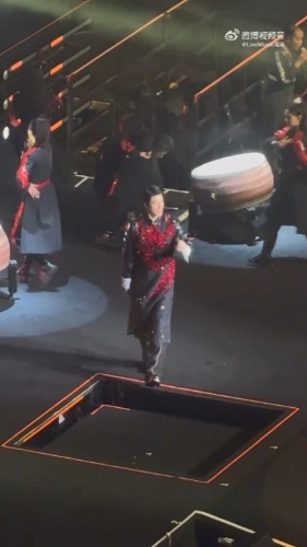 王力宏险些跌落舞台的画面曝光。 王力宏险些跌落舞台的画面曝光。