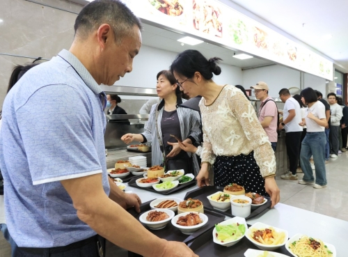 游客到政府食堂用餐,可享价廉物美的食物。中新社 游客到政府食堂用餐,可享价廉物美的食物。中新社