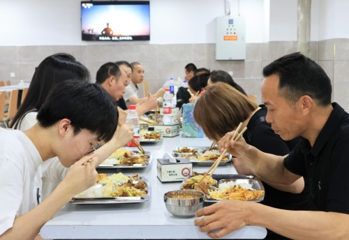 政府食堂深受民众欢迎。中新社 政府食堂深受民众欢迎。中新社