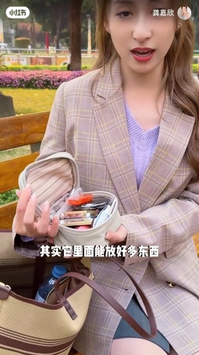 龚嘉欣拍了一段开箱片,原来她的包包乜都有,似足百宝袋。 龚嘉欣拍了一段开箱片,原来她的包包乜都有,似足百宝袋。