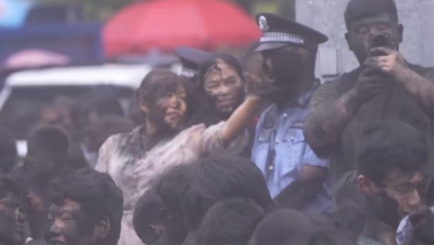 有人将咖啡粉涂值班的警察脸上。微博@普洱政法 有人将咖啡粉涂值班的警察脸上。微博@普洱政法