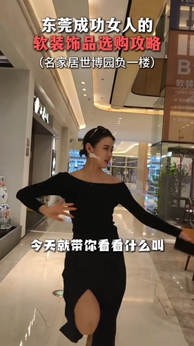 在导览过程中,于淼都以夸张的口吻与动作展示不同家居场景,陆续解说不同装饰品的特色,十分专业。 在导览过程中,于淼都以夸张的口吻与动作展示不同家居场景,陆续解说不同装饰品的特色,十分专业。